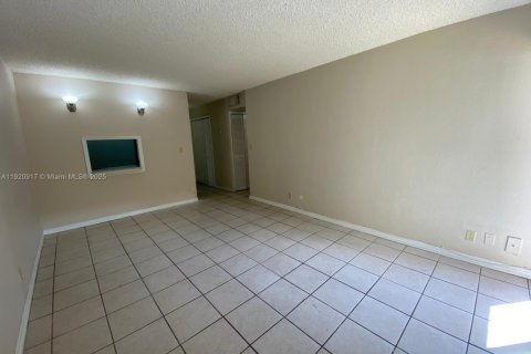 Condo in Miami, Florida, 1 bedroom  № 1975068 - photo 6