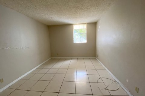 Condo in Miami, Florida, 1 bedroom  № 1975068 - photo 11