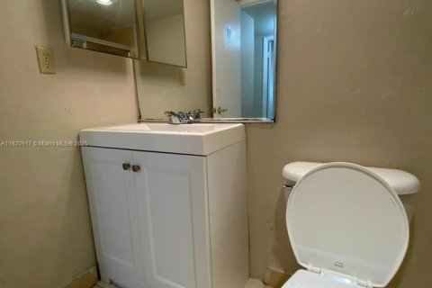 Condo in Miami, Florida, 1 bedroom  № 1975068 - photo 14