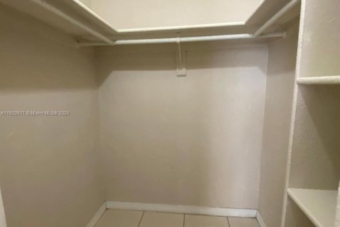 Condo in Miami, Florida, 1 bedroom  № 1975068 - photo 12