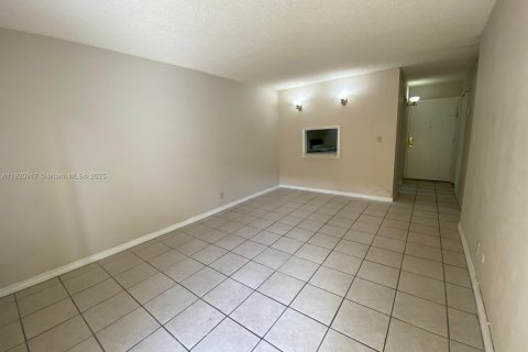 Condo in Miami, Florida, 1 bedroom  № 1975068 - photo 9