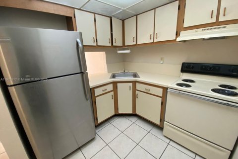 Condo in Miami, Florida, 1 bedroom  № 1975068 - photo 4