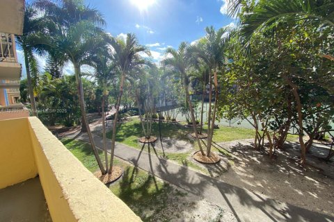 Condo in Miami, Florida, 1 bedroom  № 1975068 - photo 8