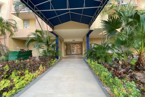 Condo in Miami, Florida, 1 bedroom  № 1975068 - photo 2