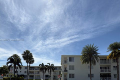 Condo in Miami, Florida, 1 bedroom  № 1840705 - photo 21