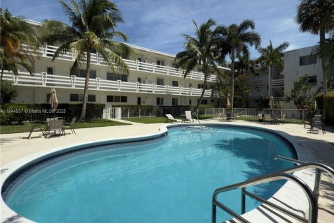 Condo in Miami, Florida, 1 bedroom  № 1840705 - photo 15