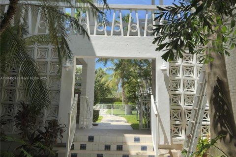 Condo in Miami, Florida, 1 bedroom  № 1840705 - photo 2