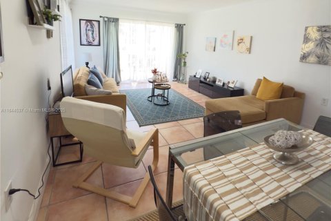 Condo in Miami, Florida, 1 bedroom  № 1840705 - photo 3