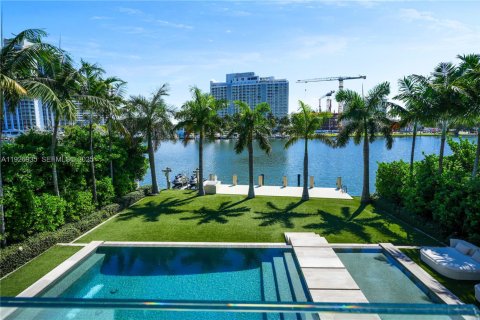 Снять в аренду виллу или дом в Майами-Бич, Флорида 5 спален, 483.09м2, № 1985931 - фото 13