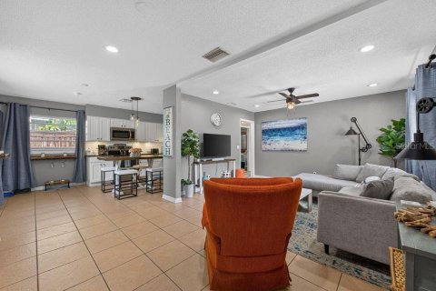 House in Largo, Florida 2 bedrooms, 94.39 sq.m. № 2267531 - photo 3