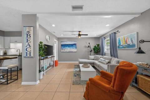 House in Largo, Florida 2 bedrooms, 94.39 sq.m. № 2267531 - photo 2
