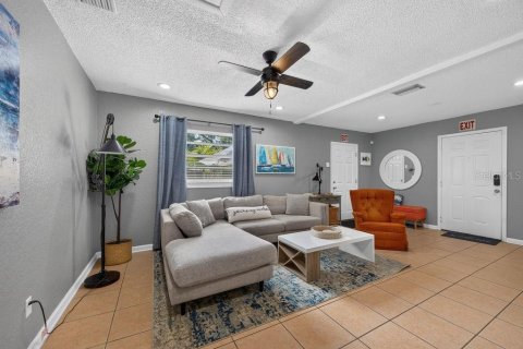 House in Largo, Florida 2 bedrooms, 94.39 sq.m. № 2267531 - photo 6