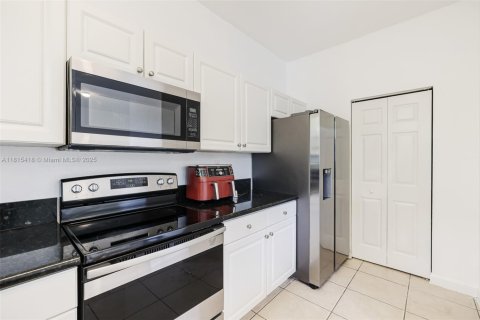 Touwnhouse à vendre à Miami, Floride: 3 chambres, 163.32 m2 № 1766963 - photo 16
