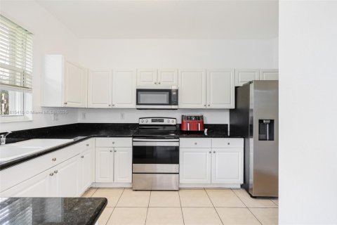 Touwnhouse à vendre à Miami, Floride: 3 chambres, 163.32 m2 № 1766963 - photo 14
