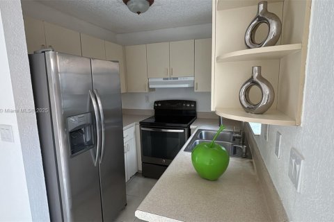 Condo in Miami, Florida, 2 bedrooms  № 1813914 - photo 16