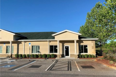 Propiedad comercial en alquiler en New Port Richey, Florida, 935.25 m2 № 212944 - foto 2