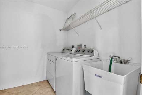 Townhouse in Greenacres, Florida 3 bedrooms, 162.39 sq.m. № 2346011 - photo 2