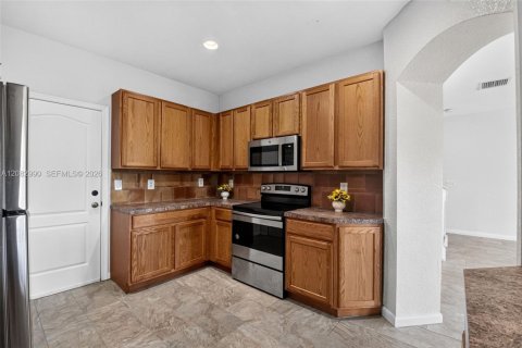 Townhouse in Greenacres, Florida 3 bedrooms, 162.39 sq.m. № 2346011 - photo 27