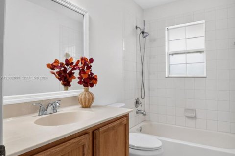 Townhouse in Greenacres, Florida 3 bedrooms, 162.39 sq.m. № 2346011 - photo 4