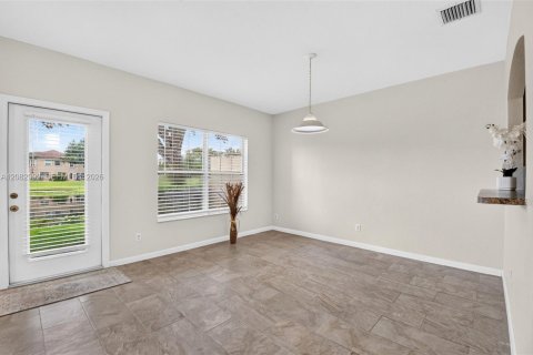 Townhouse in Greenacres, Florida 3 bedrooms, 162.39 sq.m. № 2346011 - photo 16