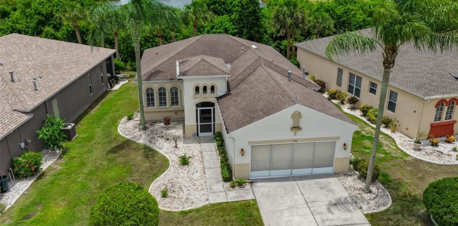 House in Sun City Center, Florida 2 bedrooms, 131.18 sq.m. № 2107874