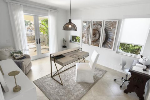 Купить виллу или дом в Лайтхаус-Пойнт, Флорида 5 спален, 503.07м2, № 1986291 - фото 20