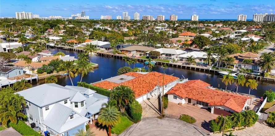 House in Fort Lauderdale, Florida 5 bedrooms, 383.97 sq.m. № 2003896