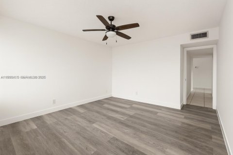 Condo in Lauderhill, Florida, 2 bedrooms  № 2035132 - photo 4