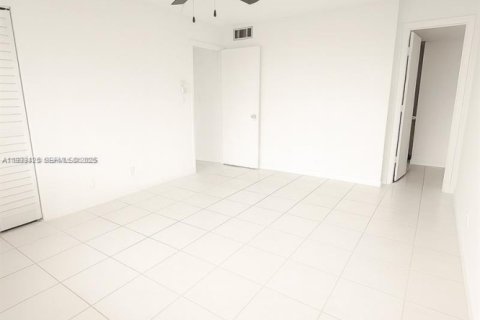 Condo in Lauderhill, Florida, 2 bedrooms  № 2035132 - photo 6