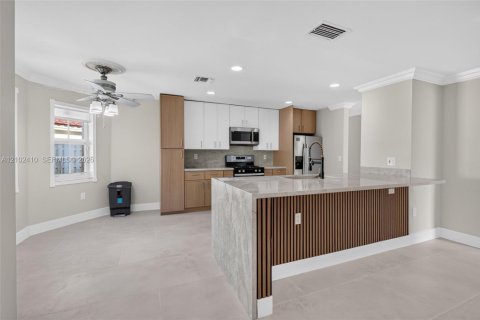 House in Weston, Florida 5 bedrooms, 229.1 sq.m. № 2409042 - photo 14