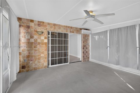 House in Weston, Florida 5 bedrooms, 229.1 sq.m. № 2409042 - photo 23