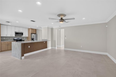 House in Weston, Florida 5 bedrooms, 229.1 sq.m. № 2409042 - photo 12