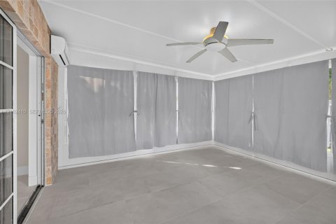 House in Weston, Florida 5 bedrooms, 229.1 sq.m. № 2409042 - photo 24
