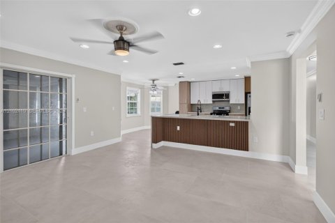 House in Weston, Florida 5 bedrooms, 229.1 sq.m. № 2409042 - photo 11