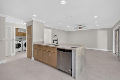 House in Weston, Florida 5 bedrooms, 229.1 sq.m. № 2409042 - photo 19