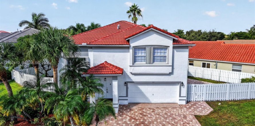 House in Weston, Florida 5 bedrooms, 229.1 sq.m. № 2409042