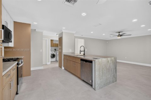 House in Weston, Florida 5 bedrooms, 229.1 sq.m. № 2409042 - photo 16