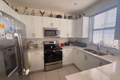 Townhouse in Hialeah, Florida 3 bedrooms, 158.68 sq.m. № 1974368 - photo 3