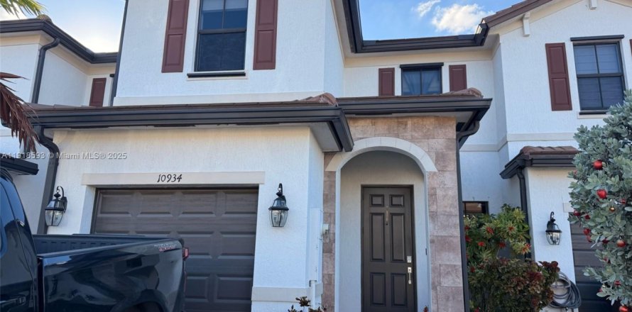 Townhouse in Hialeah, Florida 3 bedrooms, 158.68 sq.m. № 1974368