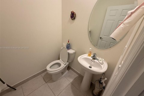 Townhouse in Hialeah, Florida 3 bedrooms, 158.68 sq.m. № 1974368 - photo 4