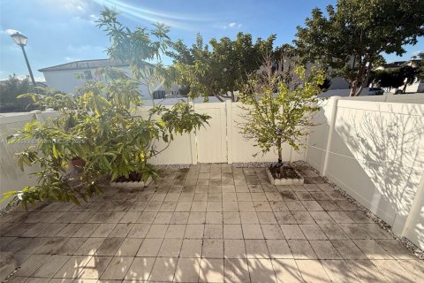 Townhouse in Hialeah, Florida 3 bedrooms, 158.68 sq.m. № 1974368 - photo 2