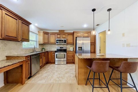 House in Tampa, Florida 3 bedrooms, 124.86 sq.m. № 2208975 - photo 7