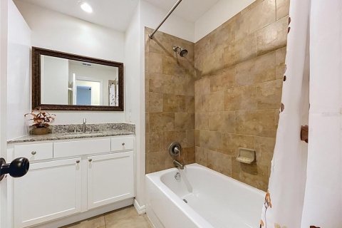 House in Tampa, Florida 3 bedrooms, 124.86 sq.m. № 2208975 - photo 23