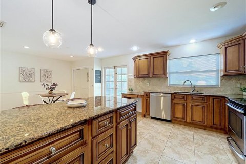 House in Tampa, Florida 3 bedrooms, 124.86 sq.m. № 2208975 - photo 9