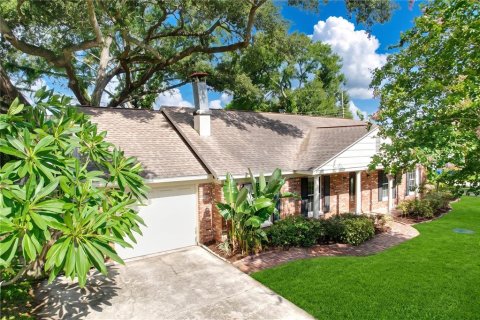 House in Tampa, Florida 3 bedrooms, 124.86 sq.m. № 2208975 - photo 2