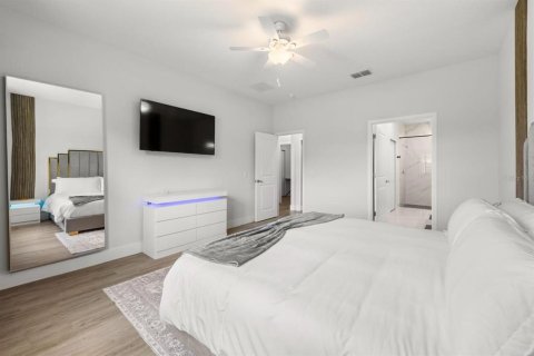 House in Palm Bay, Florida 4 bedrooms, 185.8 sq.m. № 1918555 - photo 5