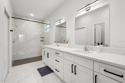 House in Palm Bay, Florida 4 bedrooms, 185.8 sq.m. № 1918555 - photo 6