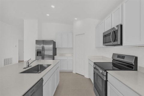 Villa ou maison à louer à Kissimmee, Floride: 4 chambres, 179.86 m2 № 2104689 - photo 11