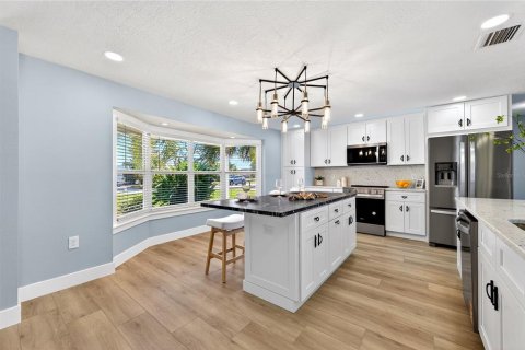 House in Saint Pete Beach, Florida 3 bedrooms, 180.51 sq.m. № 2396295 - photo 18