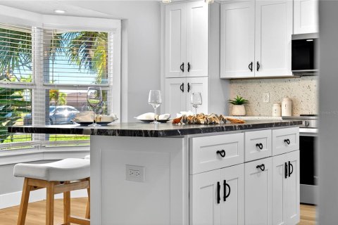 House in Saint Pete Beach, Florida 3 bedrooms, 180.51 sq.m. № 2396295 - photo 6